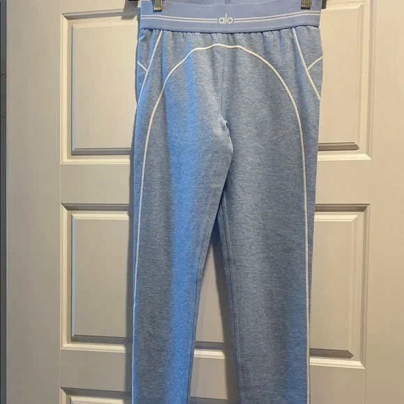 Alo yoga  leggings 

Color seashell blue heather/white 

Size small - Picture 5 of 6